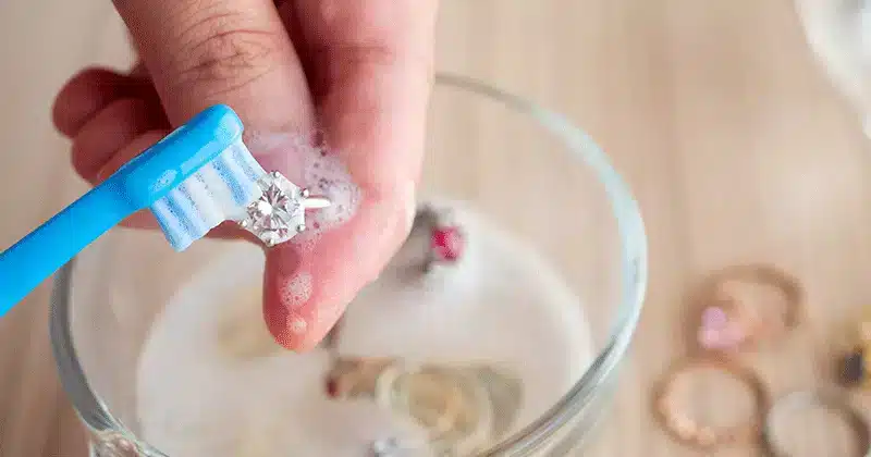 Cum să Curățați Bijuteriile cu Diamante Acasă și Profesional | Diamondstone