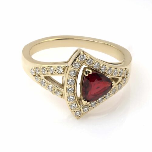 Inel cu rubin triliant si diamante