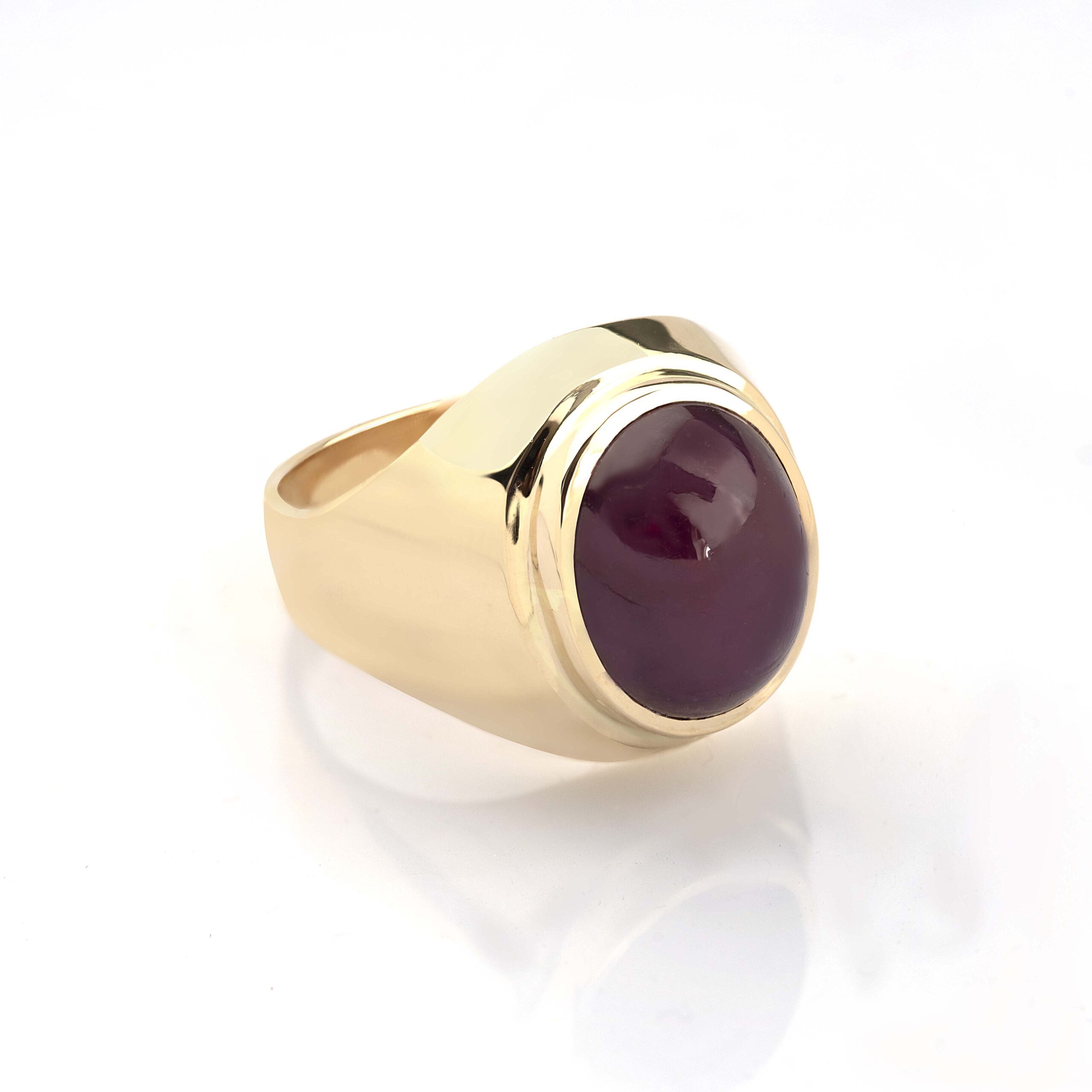 Inel barbatesc cu rubin caboshon