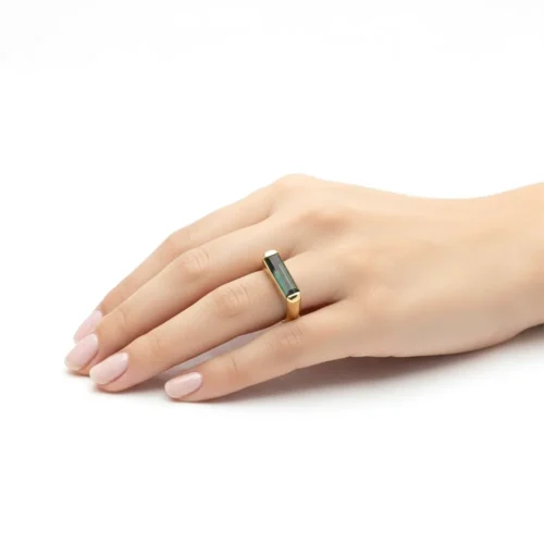 inel turmalina aur galben pe mana